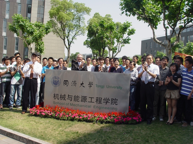 裴钢校长与杨志刚院长共同为探花直播
更名揭牌 裴钢校长与杨志刚院长共同为探花直播
更名揭牌